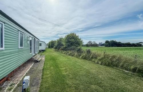 Louth Otro | Cosy 8 Berth Caravan With Lovely Field Views At Sunnydale Ref 35353S