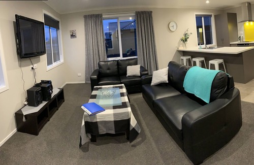 Te Anau Casa | Cosy and warm brand new home a stone's throw from the lake and easy walk to town