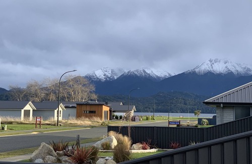 Te Anau Casa | Cosy and warm brand new home a stone's throw from the lake and easy walk to town