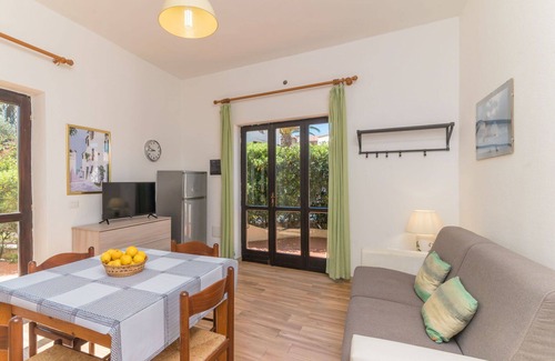 Capo Testa Apartamento | Bonito apartamento para 4 personas con A/C, TV, terraza, mascotas permitida y aparcamiento