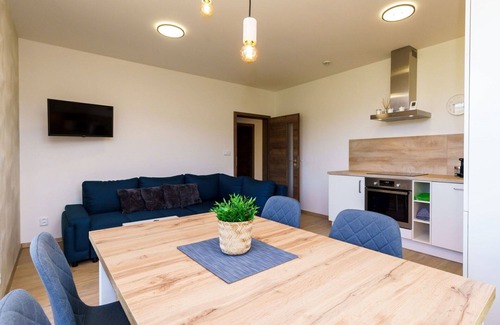Loucna Pod Klinovcem Apartamento | Hermoso apartamento para 6 personas con WIFI, TV, balcón y aparcamiento