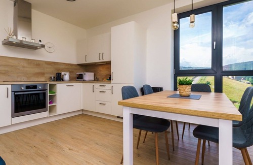 Loucna Pod Klinovcem Apartamento | Hermoso apartamento para 6 personas con WIFI, TV, balcón y aparcamiento