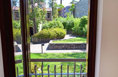 Porto Valtravaglia Apartamento | Hermoso apartamento para 6 personas con WIFI, piscina, TV, patio y aparcamiento