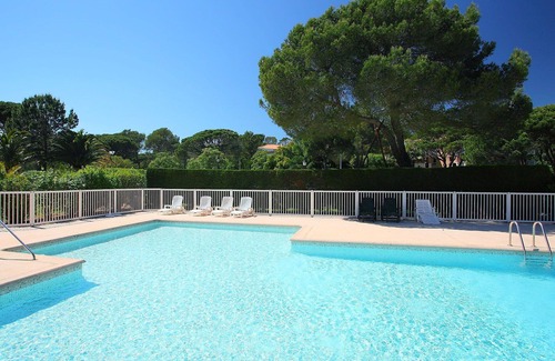 Valescure Apartamento | Hermoso apartamento para 2 personas con WIFI, piscina, TV, terraza y aparcamiento