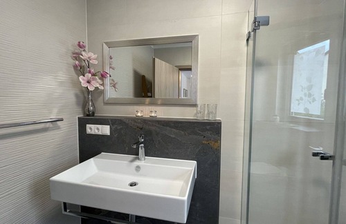 Ueberlingen Apartamento | Cosy apartment for 2 guests with WIFI, TV, terrace and parking