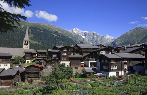 Reckingen Apartamento | Cosy apartment for 4 people with WIFI, TV, patio, pets allowed and parking