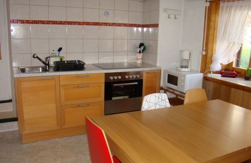 Sedrun Apartamento | Precioso apartamento para 7 personas con TV, balcón y aparcamiento