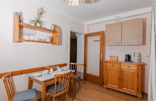 Bad Gastein Apartamento | Acogedor apartamento para 7 personas con WIFI, TV, balcón, mascotas permitida y aparcamiento