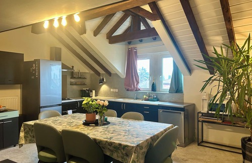 Bons-en-Chablais Apartamento | Cosy apartment: ideal for family, friends, couple