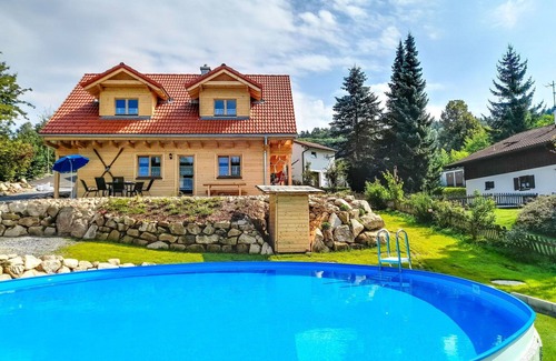 Oberkreuzberg Casa | Precioso apartamento en villa con piscina, WIFI, bañera de hidromasaje, TV, patio y aparcamiento