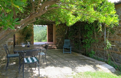 Paciano Villa | Acogedor apartamento en villa con piscina, WIFI, TV, terraza, mascotas permitida y aparcamiento