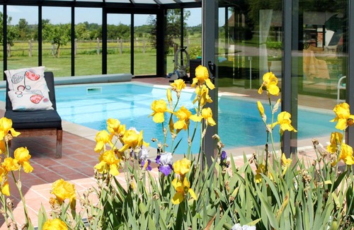 Corbon Casa | Hermoso apartamento en villa con piscina, WIFI, TV, patio, mascotas permitida y aparcamiento