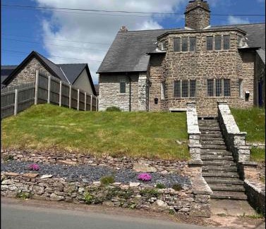 Battle Casa | Cosy Arts & Crafts Cottage with stunning views