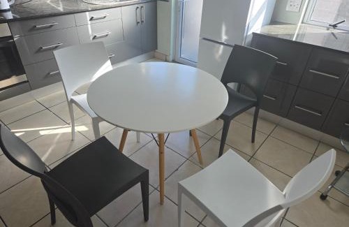 Sunset Beach Apartamento | Cosy at Cowrie