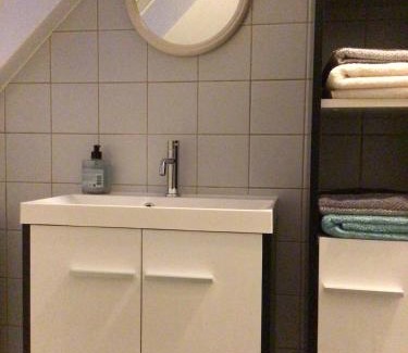 Opdorp Apartamento | Cosy attic apartment, terrace, 1 bedroom North