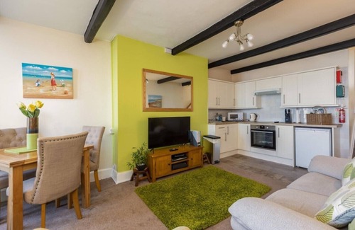 Sandsend Apartamento | Cosy Beachside Apartment, Spectacular Views in Picturesque Village.