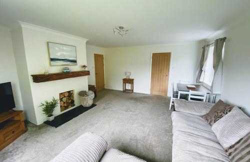 Hundleton Casa | Cosy bungalow in countryside village near coast