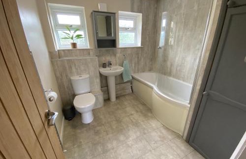 Hundleton Casa | Cosy bungalow in countryside village near coast