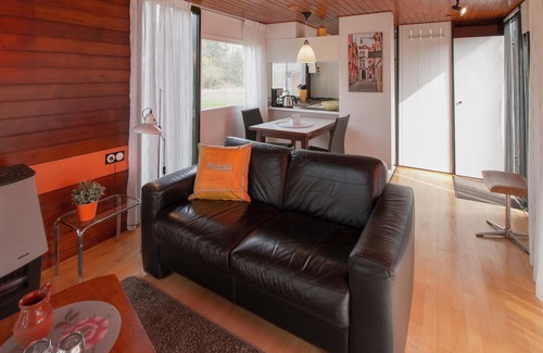 Ootmarsum Chalet De Esquí | Chalet amueblado de forma acogedora con chimenea de gas, en un parque de vacaciones en Twente
