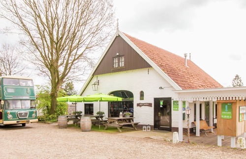 Ootmarsum Chalet De Esquí | Chalet amueblado de forma acogedora con chimenea de gas, en un parque de vacaciones en Twente