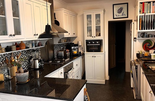 Glencairn Casa | Cosy, comfortable 1-bedroom house in Glencairn with sea and mountain views.