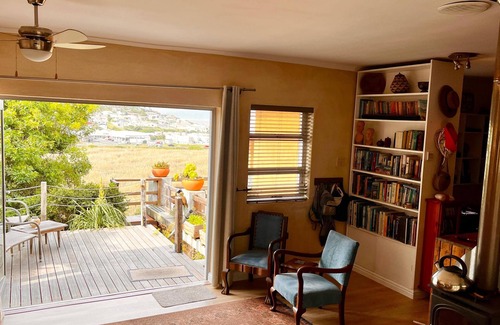 Glencairn Casa | Cosy, comfortable 1-bedroom house in Glencairn with sea and mountain views.