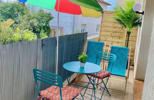 Royan Apartamento | Cosy, comfortable 2-bedroom apartment close to the downtown market in Royan. All comforts