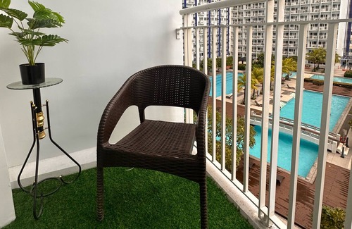 Valenzuela Condominio | Cosy Condo with Balcony at Makati SM Jazz