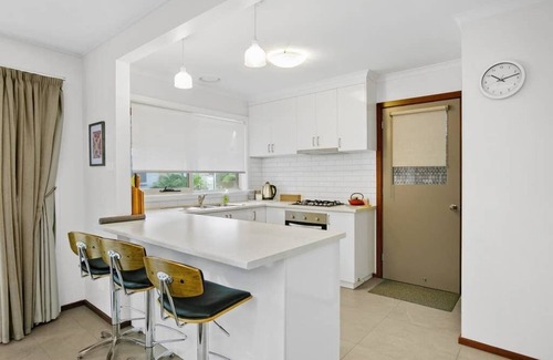Korumburra Apartamento | Cosy Cottage 2BR Apartment with Private Outdoor Areas