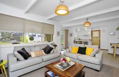 Korumburra Apartamento | Cosy Cottage 2BR Apartment with Private Outdoor Areas