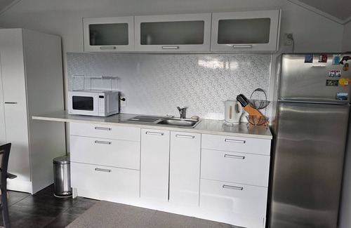 Beach Haven Cabaña | Cosy Cottage, 5 min to Island Bay Beach & Wharf