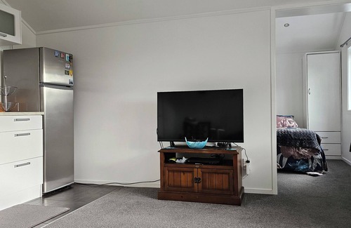 Beach Haven Cabaña | Cosy Cottage, 5 min to Island Bay Beach & Wharf