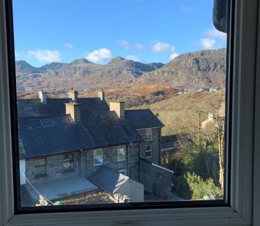 Manod Casa | Cosy cottage in picturesque Snowdonia with stunning views of the Moelwyn mountains