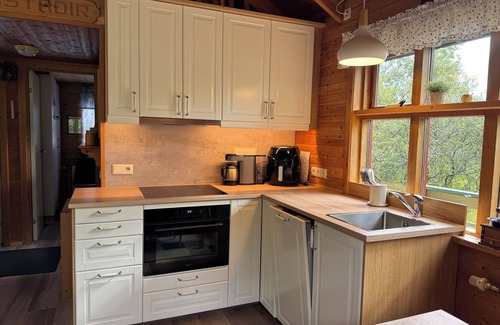 Borgarnes Cabaña | Cosy cottage with a jacuzzi close to Krauma, Hraunfossar and Langjokull glacier
