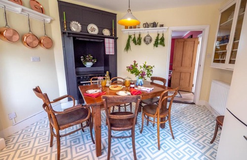 Scunthorpe Casa | Cosy Cottage with Spa, Catering, Nature Reserve Walks, Large Garden, Free Parking - Self Checkin
