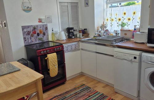 Kilmun Cabaña | Cosy Cottage with water views, Close to town centre. Hot tub. Pet friendly.