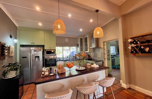 Grahamstown Casa | Cosy & gorgeous 3-bedroom house in Grahamstown with pool! Stunning family home!