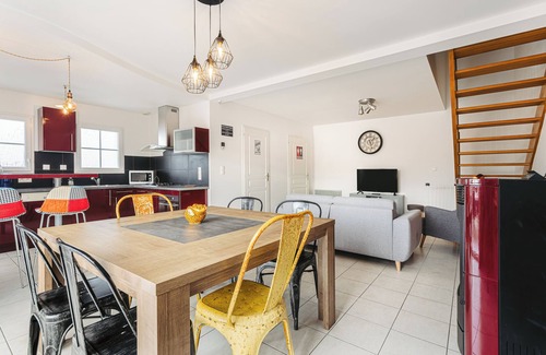 Bourcefranc-le-Chapus Casa | Acogedora casa de vacaciones con terraza privada, ideal para familias o amigos