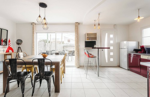 Bourcefranc-le-Chapus Casa | Acogedora casa de vacaciones con terraza privada, ideal para familias o amigos