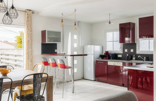 Bourcefranc-le-Chapus Casa | Acogedora casa de vacaciones con terraza privada, ideal para familias o amigos