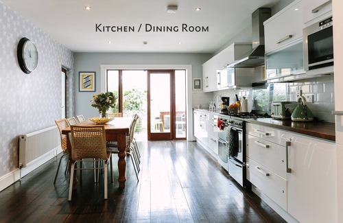 Broadstone Casa | Cosy Home; Capacidad para 10 personas. Ciudad 15 minutos a pie / tranvía 2 minutos a pie