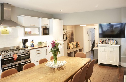 Broadstone Casa | Cosy Home; Capacidad para 10 personas. Ciudad 15 minutos a pie / tranvía 2 minutos a pie