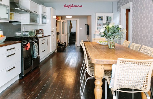 Broadstone Casa | Cosy Home; Capacidad para 10 personas. Ciudad 15 minutos a pie / tranvía 2 minutos a pie