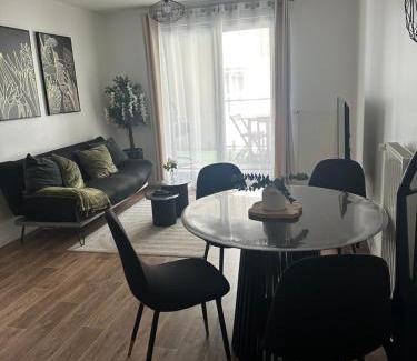 Carrieres-sous-Poissy Apartamento | Cosy house à 6 min du RER A et PSA