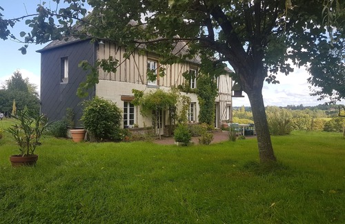 Bonneville-la-Louvet Casa | Cosy house in Normandy. Fireplace and large garden, near Villages and Beaches.