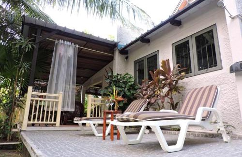Blue Bay Casa | Cosy House in Blue Bay with Private Parking and Terrace
