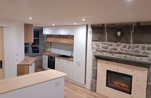 Besse-et-Saint-Anastaise Casa | Cosy house in the B-ffroy center of Besse.