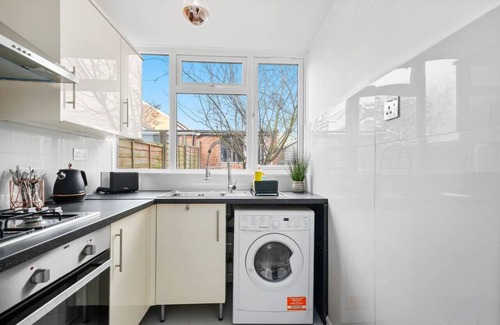 Wyken Casa | 🌟Cosy House with Free Parking, Garden & Smart TV🌟