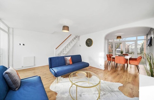 Wyken Casa | 🌟Cosy House with Free Parking, Garden & Smart TV🌟