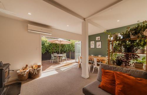 Somerfield Casa | Cosy House with Garden and Hot Tub - Pet Friendly
